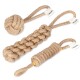 Drei natürliche Seil-Hundespielzeuge: ein geknoteter Ball, ein geflochtener Zug und ein dicker Seil mit Griff, alle in beige.