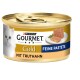 Een blik Purina Gourmet Gold kattenvoer met een witte kat op het etiket, gelabeld 'Feine Paste' en 'Mit Truthahn.'