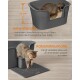 Eine Katze in einer hochwandigen Katzentoilette mit einer Matte darunter, um Streu aufzufangen. Deutscher Text hebt die Merkmale hervor: "Hohe Wände" und "Katzenstreumatte."