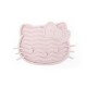 Eine Hand, die einen Löffel mit weißem Futter über einer grauen Silikon-Haustierfütterungsmatte hält, die wie das Gesicht von Hello Kitty geformt ist.