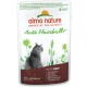 Verpackung für Almo Nature Anti-Haarball Katzenfutter mit einer grauen Katzensilhouette, grünem Gras und Text, der "mit Rind" und "Erwachsene, reife Katze" hervorhebt.