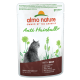 Emballage de nourriture pour chats Almo Nature Anti Hairball avec une silhouette de chat gris, de l'herbe verte, et un texte mettant en avant "avec du bœuf" et "chat adulte, mature".