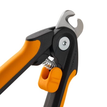 Orange-schwarze Krallenschere für Tiere mit Metallklinge, Zugfeder und Sicherheitsverschluss, 'Fiskars'-Logo am Griff.