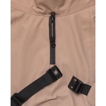 Beige Haustierjacke mit schwarzem, senkrechtem Reißverschluss sowie verstellbaren schwarzen Nylongurten und Kunststoffschnallen