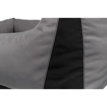 Nahaufnahme eines Haustierbettes mit einem grauen und schwarzen Stoffdesign, das seine weiche Textur und Nähdetails zeigt.