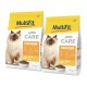 Zwei Beutel MultiFit Care Indoor Katzenfutter mit Hähnchengeschmack, jeweils 1,4 kg, mit flauschiger Katze und Futternapf.
