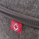 Nahaufnahme einer grauen Transportbox für Haustiere mit Reißverschluss, ausgestattet mit einem roten Anhänger mit einem weißen Ahornblatt-Logo.