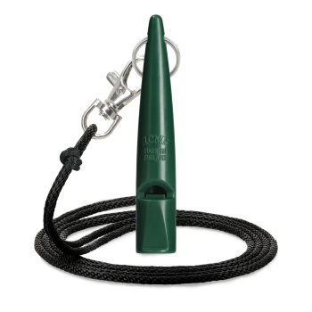 Grüne ACME-Hundepfeife mit schwarzem Halsband und Metallclip, hergestellt in England, freigestellt auf weißem Hintergrund.