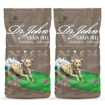 Zwei Beutel Dr. John Grain Free Chicken and Potato Hundefutter, jeweils 12,5 kg, mit einer Illustration eines laufenden Hundes und Nährwertangaben.