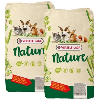 Deux sacs de nourriture pour animaux Versele-Laga Nature présentant des illustrations de petits animaux comme des lapins et des cobayes, avec le texte "Extra Vegetables".