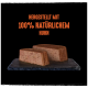 Tierfutter auf einer Schieferoberfläche mit zwei Scheiben Hackbraten und dem Text "HERGESTELLT MIT 100% NATÜRLICHEM HUHN" darüber.