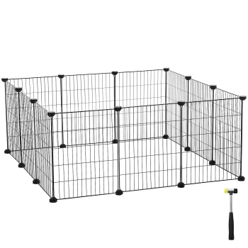 Schwarzer Metall-Tier-Spielbereich mit mehreren Paneelen und einem Gummihammer zur Montage, vor einem weißen Hintergrund.