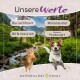 Eine malerische Naturkulisse mit einem Bach und Bäumen. Eine Katze und ein Hund spielen. Der Text enthält "Bio-zertifiziert," "100% Natürlich," und "wolfsbacher natur."
