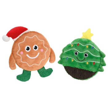 Deux jouets en peluche pour animaux : un biscuit pain d'épices souriant avec un chapeau de Père Noël et un sapin de Noël décoré de lumières et d'une étoile.