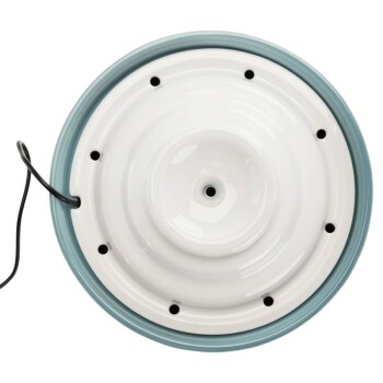 Keramischer Haustier-Wasserbrunnen mit einem hellblauen Rand, ausgestattet mit einem zentralen Wasserstrahl und mehreren Ablauflöchern, mit einem elektrischen Kabel angeschlossen.