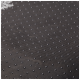 Nahaufnahme einer strukturierten schwarzen Haustiermatte mit kleinen erhöhten Punkten für Grip und Komfort.