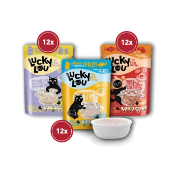 Drei Beutel von Lucky Lou Haustierfutter mit Geschmacksrichtungen: reines Huhn, Huhn & Thunfisch und Thunfisch mit Apfel, mit einer Schüssel Futter davor.