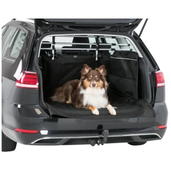 Ein brauner und weißer Hund ruht auf einer schwarzen Haustier-Ladefläche im Kofferraum eines schwarzen Fahrzeugs, mit offenem Kofferraum.