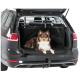 Ein brauner und weißer Hund ruht auf einer schwarzen Haustier-Ladefläche im Kofferraum eines schwarzen Fahrzeugs, mit offenem Kofferraum.