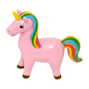 Kolorowa figurka jednorożca w kolorze różowym z tęczową grzywą i żółtym rogiem, stojąca na białym tle.