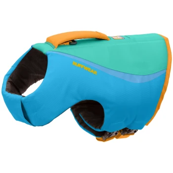 Un gilet de sauvetage pour chien coloré bleu et vert avec une poignée orange, présentant le nom de la marque 'RUFFWEAR' affiché en évidence.