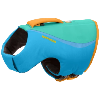 Eine farbenfrohe blaue und grüne Hundeschwimmweste mit einem orangefarbenen Griff, mit dem Markennamen "RUFFWEAR" deutlich sichtbar.