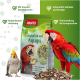 Bunte Vogelfuttertüte mit der Aufschrift 'PANTO Großsittich und Papagei' mit einem roten Papagei, einem Nymphensittich und Zutaten für Federn und Energie.