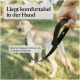 Hand hält eine schwarze Hundeleine mit weicher Neoprenpolsterung, im Hintergrund unscharfer Hund; Text auf Deutsch.