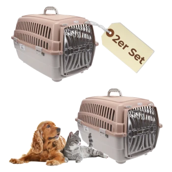 Zwei beige Plastik-Tierträger mit durchsichtigem Vordertürchen, mit der Beschriftung '2er Set', abgebildet mit einem braunen Hund und einer grau getigerten Katze.