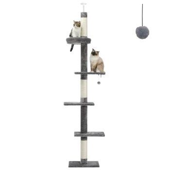 Ein hoher, grauer Kratzbaum mit mehreren Ebenen und einem Kratzpfosten, mit einer Katze, die auf der obersten Plattform sitzt, und einem hängenden Pom-Pom-Spielzeug.