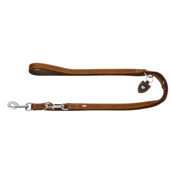Braune Leder-Hundeleine mit silbernen Metallclips und Nähdetails, mit einem kleinen braunen Anhänger.