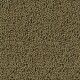 Gros plan sur de petites granulés de nourriture pour animaux de compagnie de couleur brunâtre-verte éparpillés sur une surface.