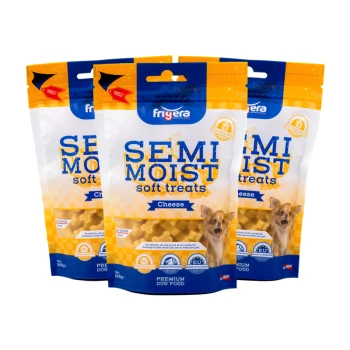 Drei Beutel Friyera Semi Moist Soft Treats für Hunde, mit Käsegeschmack, mit einem lächelnden Hund auf der Verpackung.