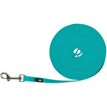Eine leuchtend türkisfarbene Hundeleine, ordentlich aufgerollt, mit einem stabilen Metallclip an einem Ende und einem kleinen schwarzen Etikett mit dem Markennamen.