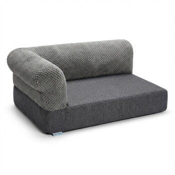 Grau zweifarbiges Haustiersofa mit strukturiertem Seitenpolster und flachem Kissen; kleines blaues Markenetikett mit unleserlicher Beschriftung.