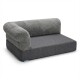 Grau zweifarbiges Haustiersofa mit strukturiertem Seitenpolster und flachem Kissen; kleines blaues Markenetikett mit unleserlicher Beschriftung.