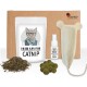 Ein Katzenminze-Set mit einem wiederverschließbaren Beutel, einer Sprühflasche, einem Spielzeug und grünen Bällen, alles auf einem braunen Kartonhintergrund.