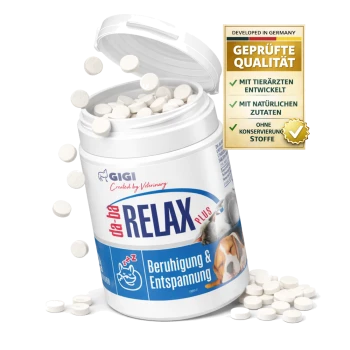 Ein weißer "da-ba RELAX Plus" Behälter mit 30 Tabletten, mit einem schlafenden Hund und einer Katze, umgeben von rosa Blumen und grünen Blättern.