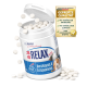 Ein weißer "da-ba RELAX Plus" Behälter mit 30 Tabletten, mit einem schlafenden Hund und einer Katze, umgeben von rosa Blumen und grünen Blättern.
