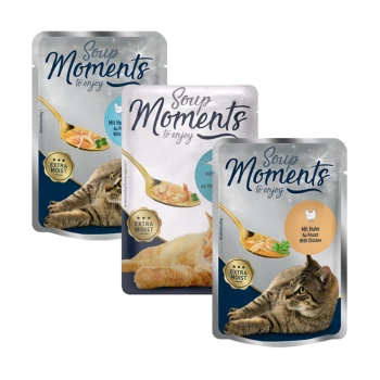 Trzy saszetki karmy dla kotów 'Soup Moments' z dodatkowymi wilgotnymi przepisami, o smakach w tym kurczaka, z obrazkami kotów.