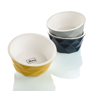 Drei stilvolle Haustierschalen in Gelb, Grau und Marineblau mit einem Diamantmuster, mit dem 'HUNTER'-Logo auf der gelben Schale.