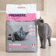 Graue Katze neben einem großen Sack PREMIERE Klumpstreu mit der Aufschrift 'KLUMPEND EXCELLENT 12 kg'.