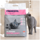 Graue Katze neben einem großen Sack PREMIERE Klumpstreu mit der Aufschrift 'KLUMPEND EXCELLENT 12 kg'.