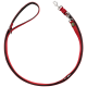 Rote und schwarze Hundeleine mit gepolstertem Griff und einem Metallclip zur Befestigung, vor einem weißen Hintergrund dargestellt.