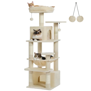 Ein hoher, cremefarbener Kratzbaum mit drei Katzen, die auf verschiedenen Ebenen entspannen; zwei Katzen sind auf den oberen und mittleren Plattformen, und eine ist in einer Hängematte.
