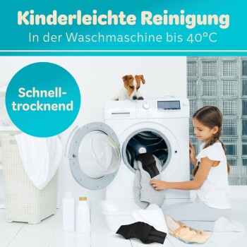 Ein Kind fügt einen grünen und grauen Gegenstand in eine Waschmaschine hinzu, während ein kleiner Hund oben sitzt. Text: "Kinderleichte Reinigung" und "Schnelltrocknend."
