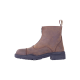 Brauner Lederknöchelstiefel mit einem seitlichen Reißverschluss und einer robusten schwarzen Sohle, mit einer kleinen Schlaufe auf der Rückseite für einfaches Anziehen.
