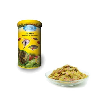 AQUARIS Flakes Fischfutterbehälter links mit bunten Fischillustrationen, neben einer Schüssel, die mit Fischfutterflocken gefüllt ist.