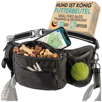 Schwarze Bauchtasche für Hundespaziergänge, gefüllt mit Hundeleckerlis, Schlüsseln und einem Tennisball, beschriftet mit "HUND IST KÖNIG."