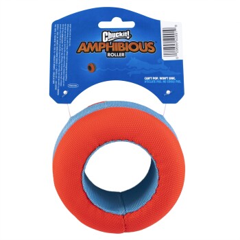 Chuckit! Amphibious Roller Hundespielzeug, orange und blau, mit Verpackung, die „Can't pop. Won't sink.“ angibt.